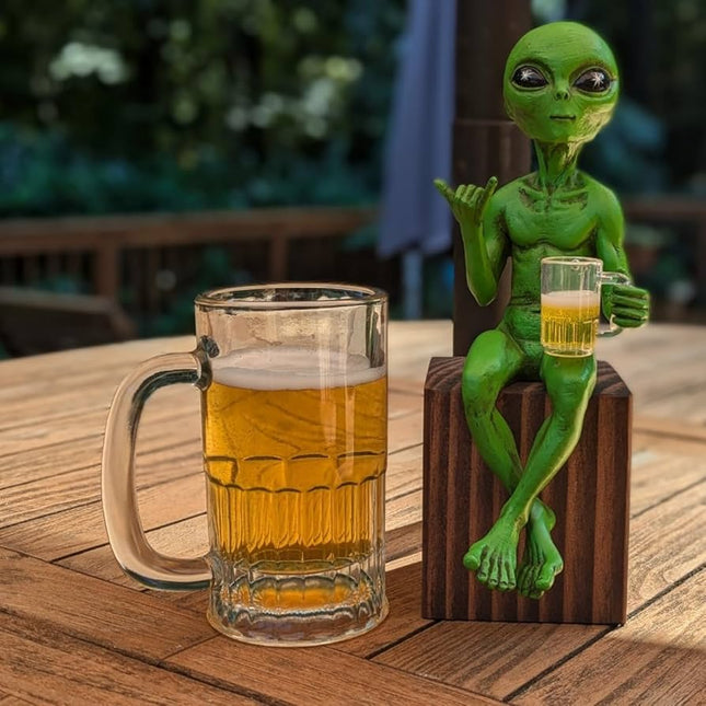🛸 Beer Me Up – Alien Drinking Buddy Statue