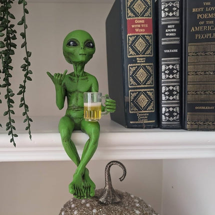 🛸 Beer Me Up – Alien Drinking Buddy Statue