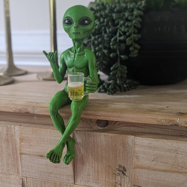🛸 Beer Me Up – Alien Drinking Buddy Statue